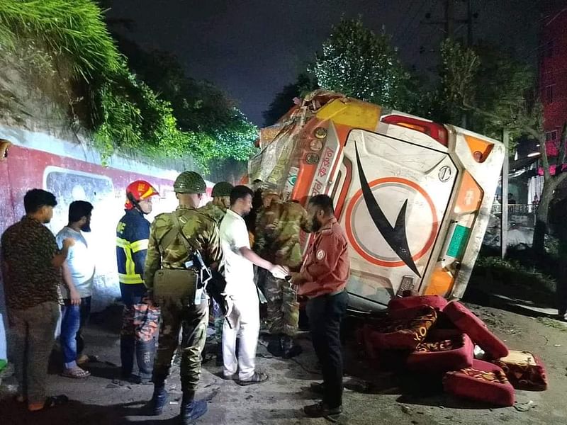 ফ্লাইওভার থেকে চলন্ত বাসটি আছড়ে পড়ে হতাহত হয়েছেন অনেক মানুষ। গতকাল শনিবার দিবাগত রাত একটার দিকে ঢাকা-সিলেট মহাসড়কের বাসাইল এলাকায়